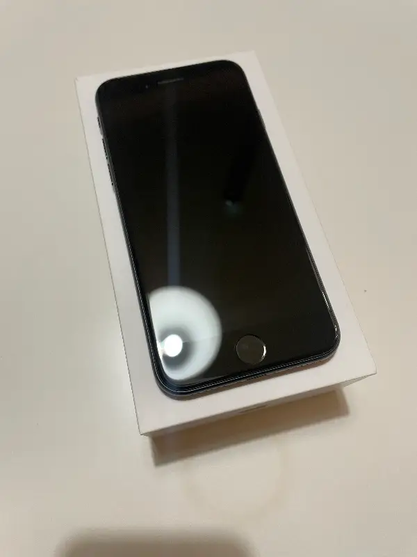 iPhone iPhone SE 2020 128GB Černá