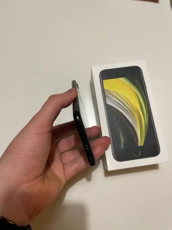 iPhone iPhone SE 2020 128GB Černá