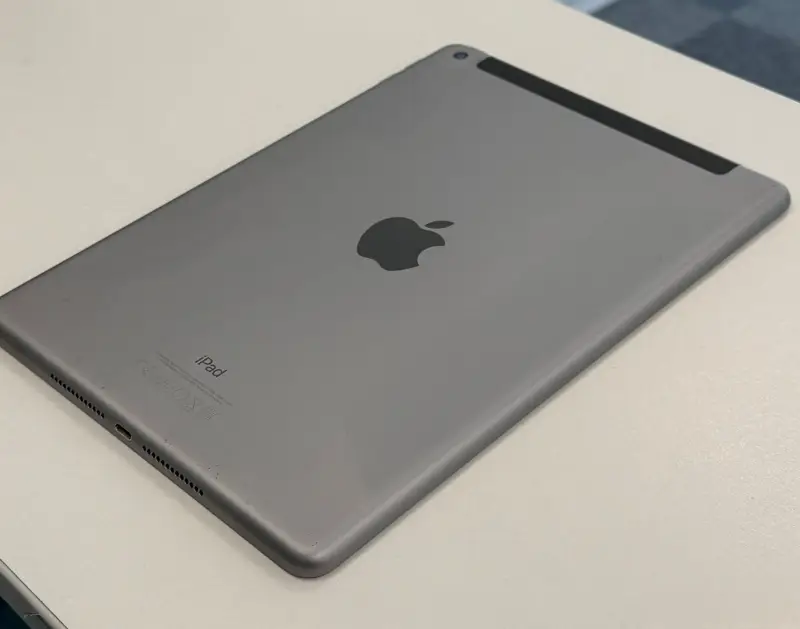 iPad 5 128GB Vesmírně šedá