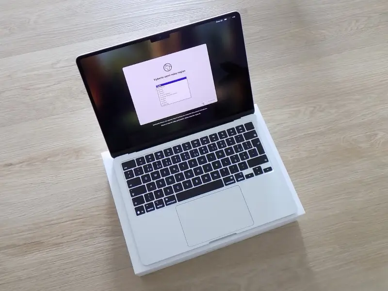 MacBook Air M3 256GB Stříbrná